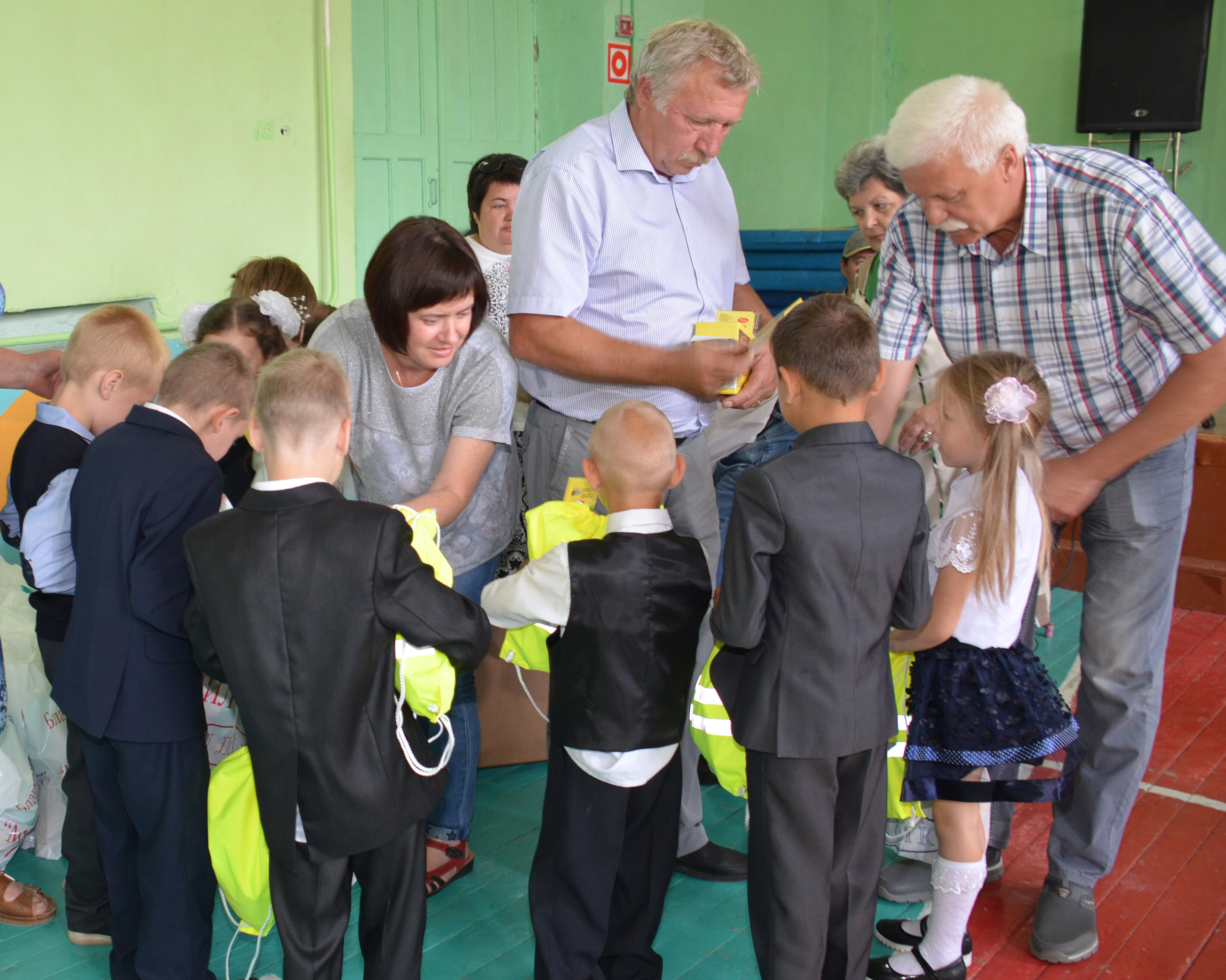 Фонд Милосердие и Профком НЛМК поздравили детей из школ-интернатов с началом нового учебного года.